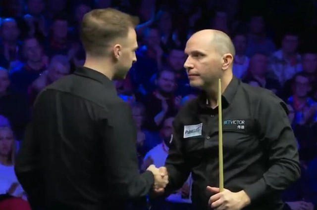 在球场上崭 在球场上崭